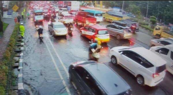 Jalan DI Panjaitan Jaktim Banjir, Lalin Macet Jalan DI Panjaitan Jaktim Banjir, Lalin Macet