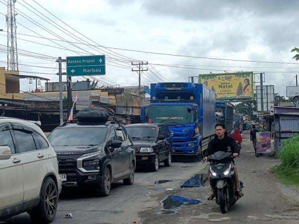 Ribuan Kendaraan Terjebak Macet Akibat Meluapnya Sungai Mabura