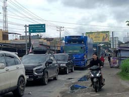 Ribuan Kendaraan Terjebak Macet Akibat Meluapnya Sungai Mabura