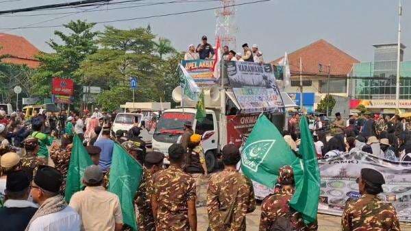 Demo di Kantor Bupati Karawang, Warga Tuntut Penutupan Permanen Lokasi Pesta Gay Demo di Kantor Bupati Karawang, Warga Tuntut Penutupan Permanen Lokasi Pesta Gay