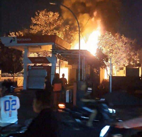 Mess Karyawan Pom Mini di Klari Kebakaran, 3 Mobil Damkar Diterjunkan Mess Karyawan Pom Mini di Klari Kebakaran, 3 Mobil Damkar Diterjunkan