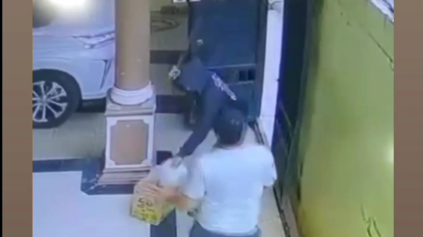 Rampok Bersenjata Tajam Gasak Rp400 Juta di Makassar, Aksi Terekam CCTV Rampok Bersenjata Tajam Gasak Rp400 Juta di Makassar, Aksi Terekam CCTV
