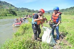 Aksi Bersih Sungai dan Tanam Pohon Meriahkan Wisuda Siswa Sekolah Jurnalis Lingkungan di Aceh Tengah