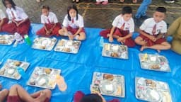 Kodam I Bukit Barisan Berikan Makan Sehat Bergizi, Siswa SDN 067246 Senang