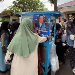 Sumringahnya Pedagang Bakso, Dagangannya Diborong Habis Oleh Pendukung Paslon Saat Debat Kandidat