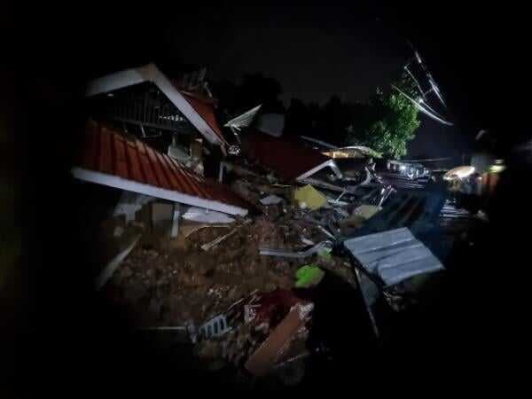 Lima Rumah di Tiban Batam Tertimbun Longsor, Empat Orang Hilang