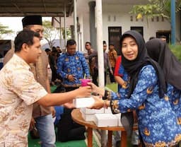 Pererat Hubungan dengan Masyarakat Sekitar, Imigrasi Surabaya Bagikan 130 Paket Makanan Bergizi