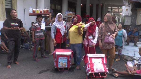 Puluhan Pedagang Asongan Geruduk Kantor Bupati Grobogan, Tuntut Pembayaran Dagangan