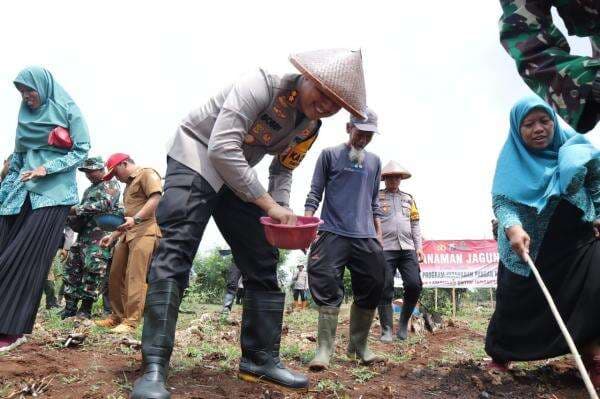 Dukung Ketahanan Pangan, Polres Lamongan Kolaborasi Tabur Benih Ikan dan Penanaman Bibit Jagung