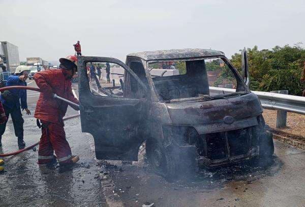 Mobil Pick Up Angkut Kursi Hangus Terbakar di Jalan Tol Batang-Semarang