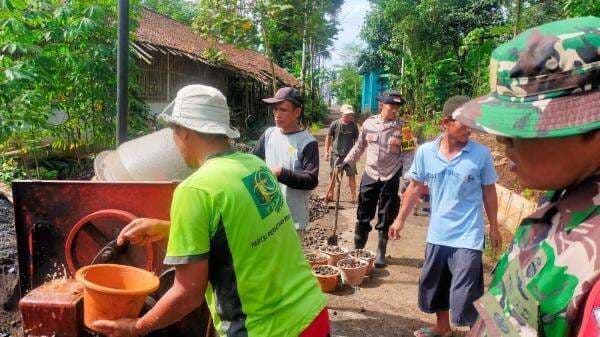 TNI-Polri dan Warga Bersinergi Perbaiki Jalan Dusun Cikanyere Ciamis