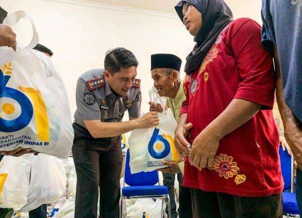 Lapas Karawang Bagikan 148 Paket Bantuan Sosial kepada Keluarga Warga Binaan Lapas Karawang Bagikan 148 Paket Bantuan Sosial kepada Keluarga Warga Binaan