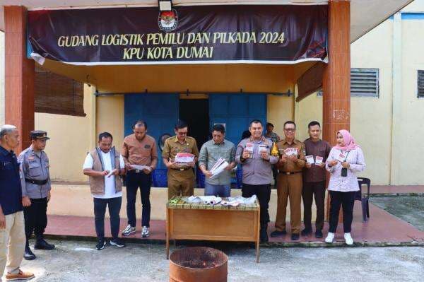 Kapolres Dumai Turut Hadir Dalam Kegiatan Berlangsung di Gudang Logistik Pemilu di KPU