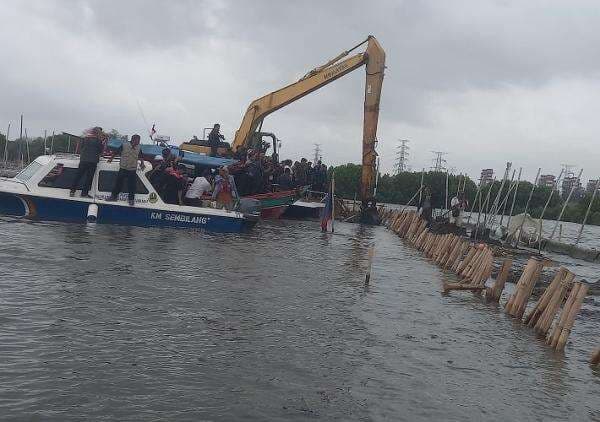 Tegas: Bareskrim Tetapkan 9 Tersangka Kasus Pagar Laut Bekasi Tegas: Bareskrim Tetapkan 9 Tersangka Kasus Pagar Laut Bekasi