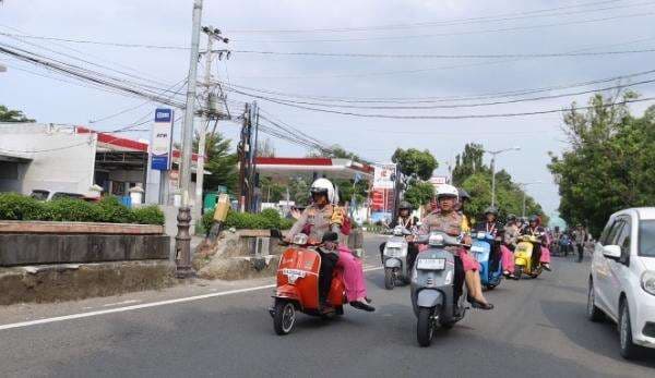 Belasan Anggota Polres Pemalang yang Memasuki Masa Pensiun Diarak Naik Vespa Keliling Kota