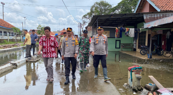 Banjir Rob Melanda Desa Kaliprau, Polres Pemalang Kirim Bantuan Sembako ke Dapur Umum