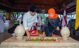 Jelang Coblosan, Khofifah Ziarah ke Makam Bung Karno dan Pendiri NU