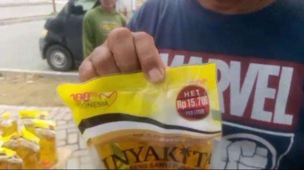 Pasar Ramadan, Minyakita di Kawasan Sentra Kuliner Jombang Diserbu Warga, Satu Jam Ludes! Pasar Ramadan, Minyakita di Kawasan Sentra Kuliner Jombang Diserbu Warga, Satu Jam Ludes!