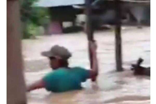 Banjir Besar Terjang Balangan Kalsel, Tinggi Api sampai Atap Rumah Warga Banjir Besar Terjang Balangan Kalsel, Tinggi Api sampai Atap Rumah Warga