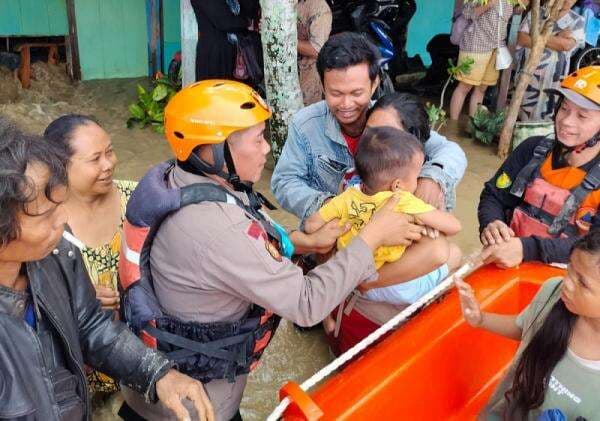 Polres Grobogan dan BPBD Evakuasi  Warga Terdampak Banjir di Desa Papanrejo, Gubug