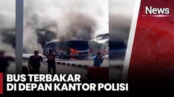 Detik-Detik Bus Terbakar di Depan Kantor Polisi Purworejo 