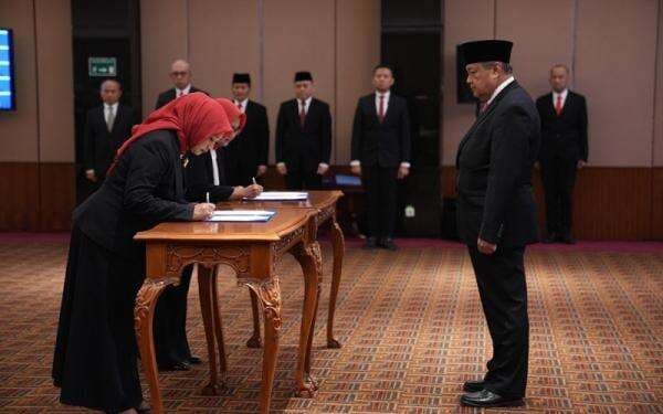 Gubernur BI Lantik Sejumlah Pejabat Baru, Berikut Daftarnya Gubernur BI Lantik Sejumlah Pejabat Baru, Berikut Daftarnya