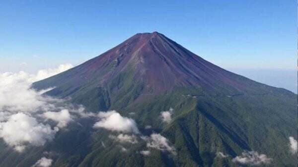 Puncak Gunung Fuji Tak Dilapisi Salju, Pertanda Apa?