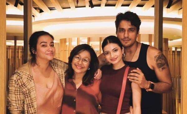 Sedih Lihat Putrinya Pamer Foto Bersama Keluarga Cornelio Sunny, Ibu Ratu Sofya: Dicampakkan Hanya demi Lelaki Sedih Lihat Putrinya Pamer Foto Bersama Keluarga Cornelio Sunny, Ibu Ratu Sofya: Dicampakkan Hanya demi Lelaki