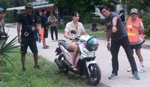 Heboh Honda BeAT Karbu Seharga Rp4 Jutaan Dipakai Lisa Blackpink, Intip Spesifikasinya Heboh Honda BeAT Karbu Seharga Rp4 Jutaan Dipakai Lisa Blackpink, Intip Spesifikasinya