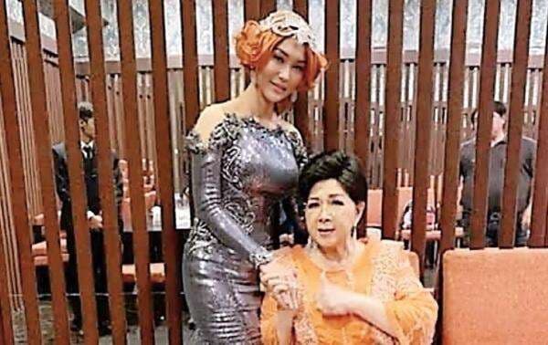 Inul Daratista Menangis dengan Kondisi Titiek Puspa usai Operasi Pembuluh Darah Inul Daratista Menangis dengan Kondisi Titiek Puspa usai Operasi Pembuluh Darah