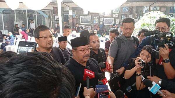 Melayat ke Rumah Duka Bunda Iffet, Rano Karno Kaget Kakek Bimbim Slank adalah Gubernur Pertama Jakarta Melayat ke Rumah Duka Bunda Iffet, Rano Karno Kaget Kakek Bimbim Slank adalah Gubernur Pertama Jakarta