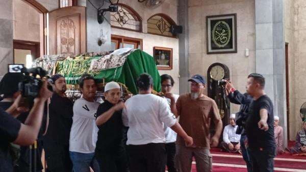 Jenazah Bunda Iffet Disholatkan di Masjid Al-Hidayah Pancoran Sebelum Dimakamkan di TPU Karet Bivak Jenazah Bunda Iffet Disholatkan di Masjid Al-Hidayah Pancoran Sebelum Dimakamkan di TPU Karet Bivak