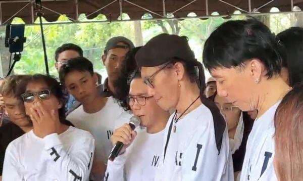 Mengharukan, Bunda Iffet Siapkan Seragam untuk Slank Sebelum Meninggal Dunia Mengharukan, Bunda Iffet Siapkan Seragam untuk Slank Sebelum Meninggal Dunia