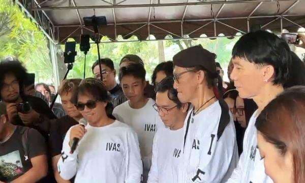 Mengharukan, Momen Kaka dan Bimbim Slank Makamkan Bunda Iffet di TPU Karet Bivak Mengharukan, Momen Kaka dan Bimbim Slank Makamkan Bunda Iffet di TPU Karet Bivak