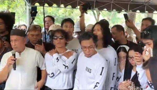 Sambil Menahan Tangis, Kaka Kenang Jasa Bunda Iffet Perjuangkan Slank di saat Titik Terendah Sambil Menahan Tangis, Kaka Kenang Jasa Bunda Iffet Perjuangkan Slank di saat Titik Terendah