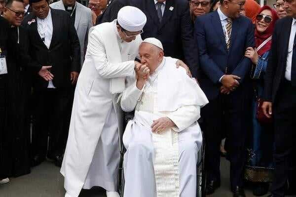 Paus Fransiskus Meninggal, Ini Momen saat Cium Tangan Imam Masjid Istiqlal Paus Fransiskus Meninggal, Ini Momen saat Cium Tangan Imam Masjid Istiqlal