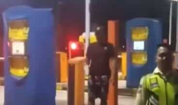 Viral Pengemudi Kena Denda Rp800 Ribu akibat Kartu E-Toll Dipakai 2 Mobil, Kok Bisa? Viral Pengemudi Kena Denda Rp800 Ribu akibat Kartu E-Toll Dipakai 2 Mobil, Kok Bisa?