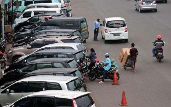 Berantas Parkir Liar, Pemprov DKI Akan Terapkan Parkir Non Tunai di Pasar Tanah Abang Berantas Parkir Liar, Pemprov DKI Akan Terapkan Parkir Non Tunai di Pasar Tanah Abang