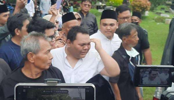 Tangis Keluarga Pecah Iringi Pemakaman Mat Solar Tangis Keluarga Pecah Iringi Pemakaman Mat Solar