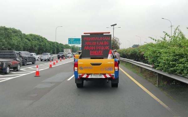 Jalan Tol Dalam Kota Masih Macet Imbas Kepadatan Kendaraan di Tanjung Priok Jalan Tol Dalam Kota Masih Macet Imbas Kepadatan Kendaraan di Tanjung Priok
