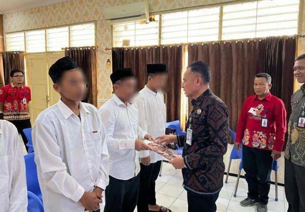 238 Narapidana di Lapas Bojonegoro Terima Remisi Hari Raya Idul Fitri 2025, 4 Diantaranya Bebas 238 Narapidana di Lapas Bojonegoro Terima Remisi Hari Raya Idul Fitri 2025, 4 Diantaranya Bebas