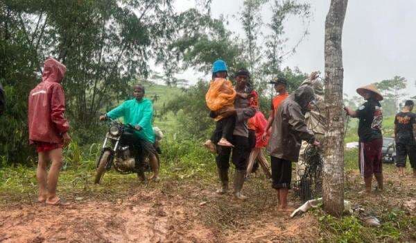 Tim Sar Brimob Respon Cepat Evakuasi Korban Banjir Bandang di Sukabumi