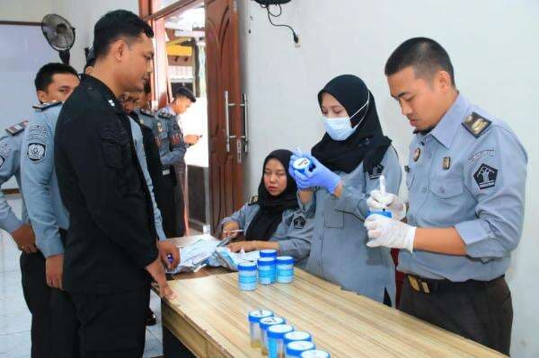 Puluhan Pegawai Lapas Banyuwangi Jalani Tes Urine Mendadak, Cek Hasilnya