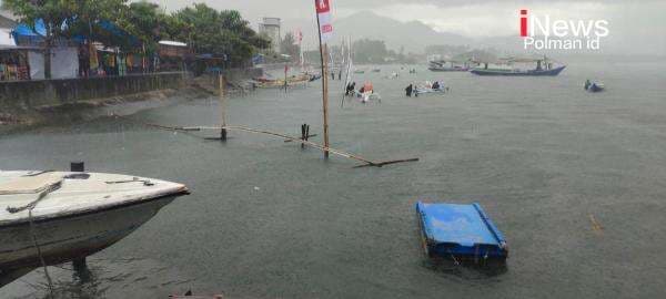 Badai Tiba-Tiba Hantam Lomba Perahu Katinting di Pantai Bajoe, Warga Panik Dan Berlarian Badai Tiba-Tiba Hantam Lomba Perahu Katinting di Pantai Bajoe, Warga Panik Dan Berlarian