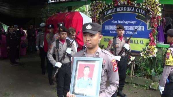 Isak Tangis Sambut Jenazah Ipda Anumerta Hidayat Suratnoharto di Magetan