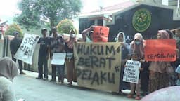 Puluhan Warga dan Anak-anak Gelar Aksi Demo di Kantor PN Purwodadi, tuntut Guru Cabul Dihukum Berat