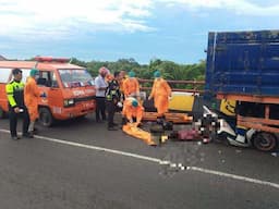 Warga Jombang Tabrak Truk Mogok di Flyover, Motor Ringsek Satu Orang Tewas di Tempat