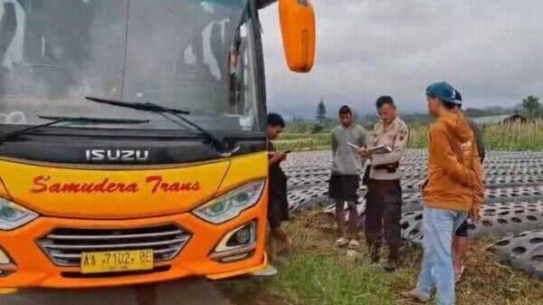 Viral! Bus Pendaki Gunung Sumbing Tersesat di Kuburan Desa Kwadungan Wonosobo