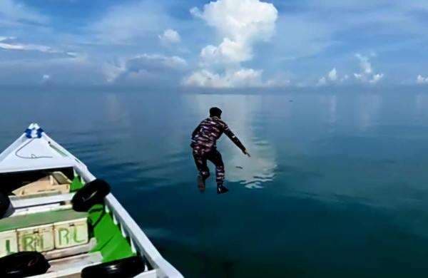 Aksi Heroik Prajurit TNI AL Selamatkan Nelayan di Laut Akibat Perahu Bocor saat Mudik ke Maros Aksi Heroik Prajurit TNI AL Selamatkan Nelayan di Laut Akibat Perahu Bocor saat Mudik ke Maros