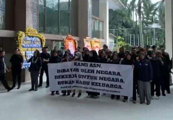 Protes Pemecatan: Pegawai Kemendiktisaintek Demo Menteri Satryo